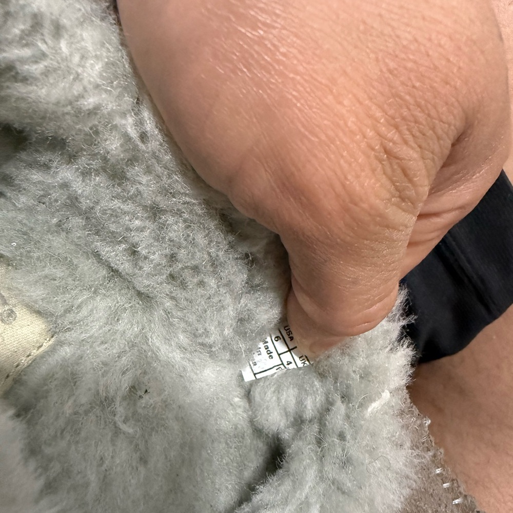UGG women Moccasin Slippers - Picture 6 of 6